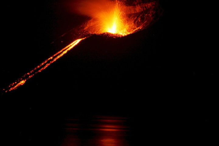 Ночное извержение вулкана Кракатау