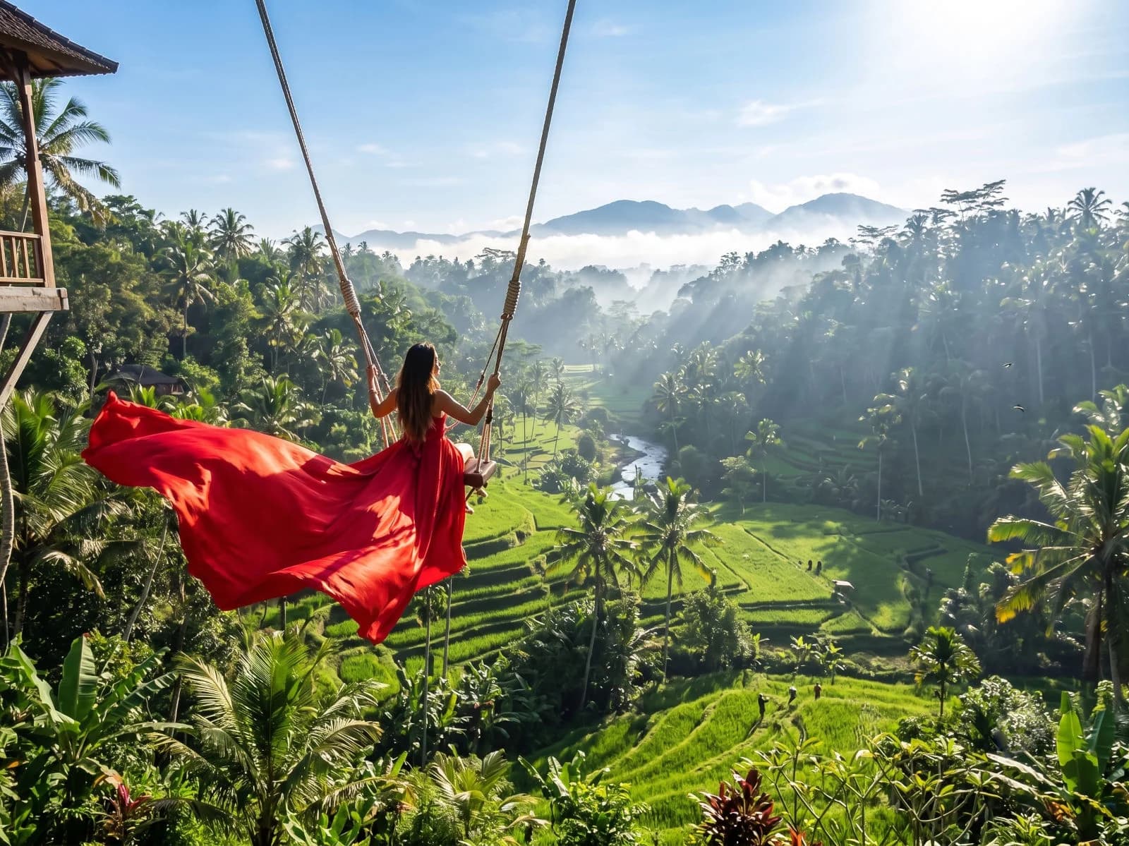 Гигантские качели Bali Swing над зелёной долиной джунглей у Убуда.