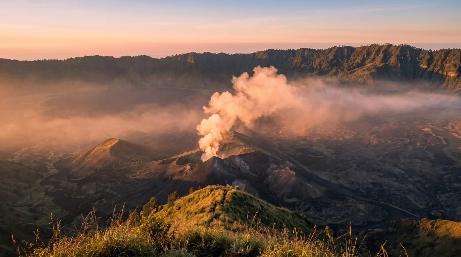 Вид на вулкан Батур с вершины во время тура Batur Tour Caldera View и окрестные пейзажи.