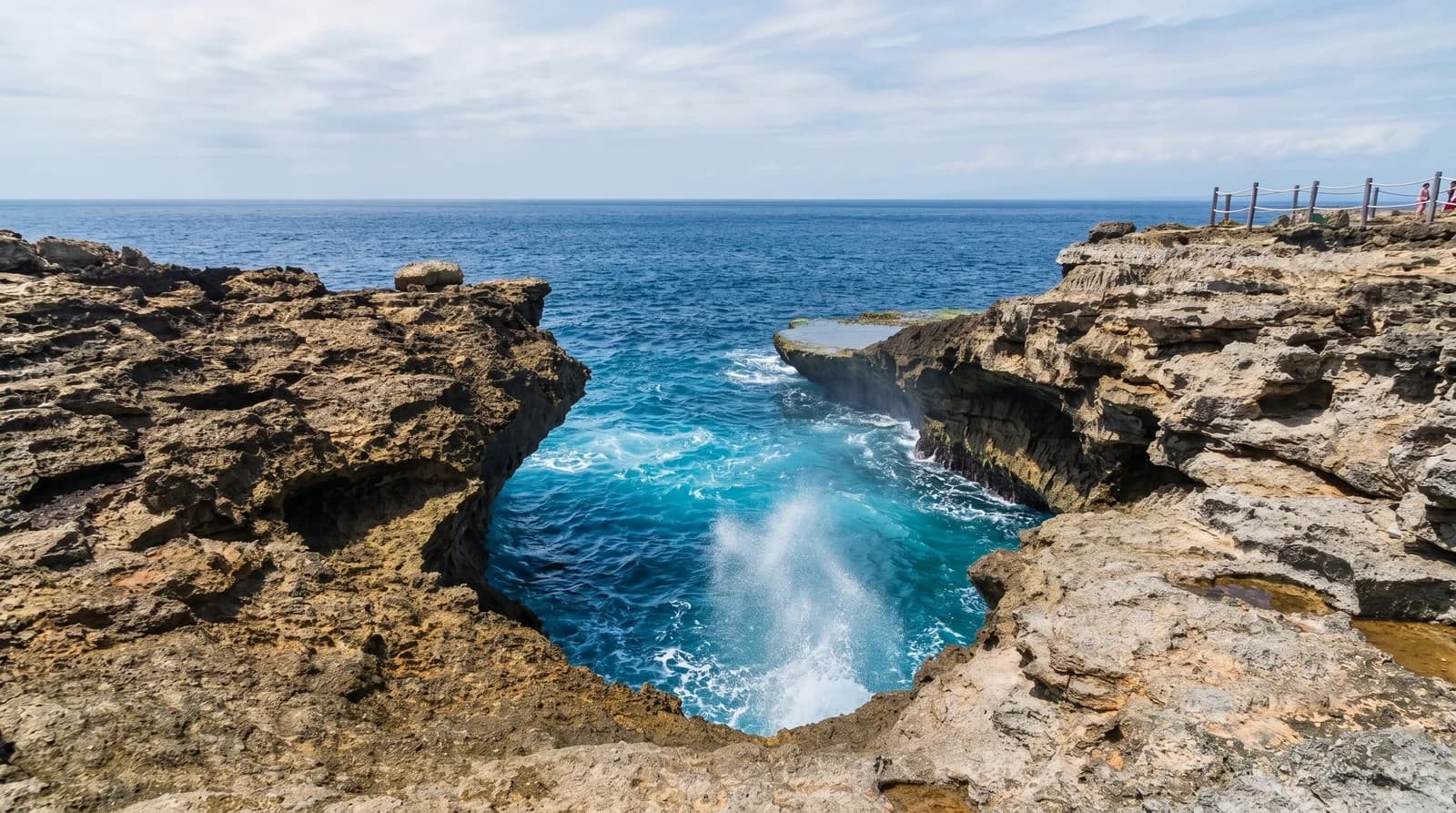 Dramatic waves crash at Devil's Tears Nusa Lembongan, showcasing Bali's stunning coastal beauty on guided tours.