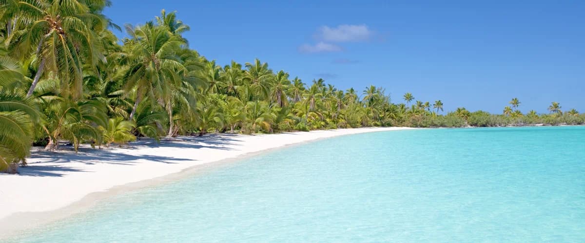 Идиллический пляж Gili Beach на Островах Гили с белым песком и кристально чистой водой для туров Бали.