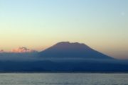 Вулкан Агунг, вид с острова Нуса-Пенида