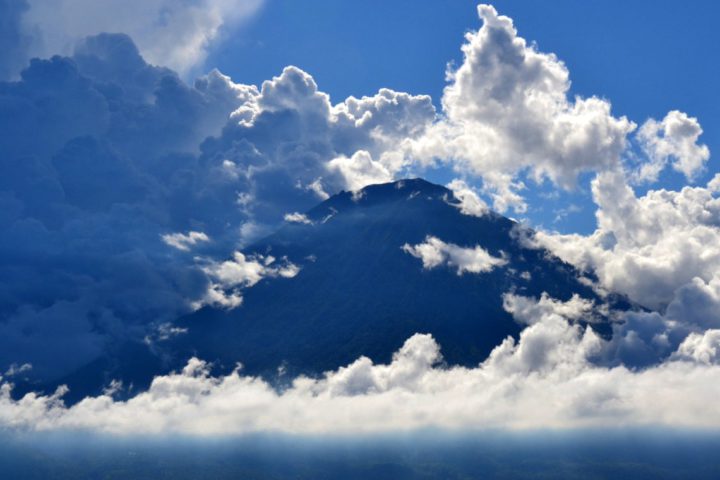Вулкан Агунг сквозь облака