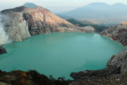 Вулкан Иджен — действующий вулкан в Индонезии.