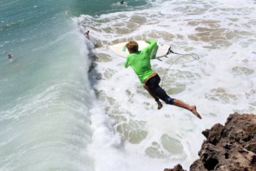 прыжок со скалы в волну - серфинг