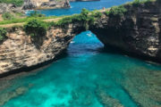 Бухта "Broken Beach" одна из основных достопримечательностей острова Нуса Пенида и излюбленное место для потрясащих фотографий на ее своде | Тур "Снорклинг с мантами и тур по Нуса Пенида" | Экскурсии на Бали