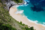 Kelingking Beach - вид с отвестной скалы и рискованною тропу к пляжу бухты | Экскурсии с Бали на Нуса Пенида