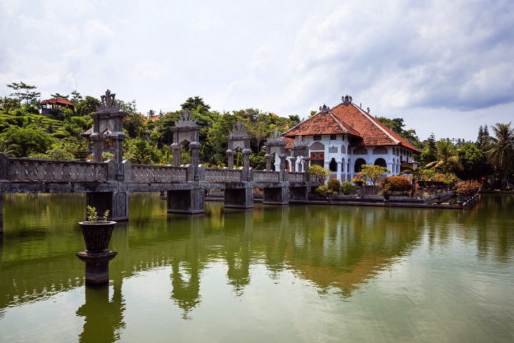 Водный дворец под названием Water Palace Udjung