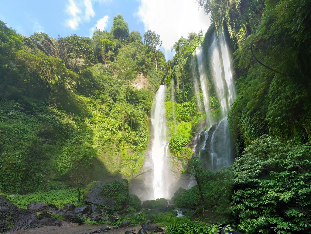 Водопад Секумпул, самый высокий водопад на острове Бали. Поражает Красотой струй.