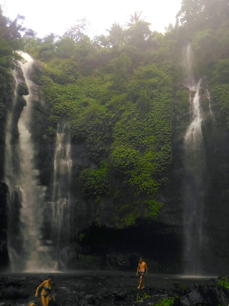 Водопад Лемуки, находится рядом с водопадом Секумпул.