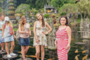 Гости Бали, по совместительству наши туристы посещают достопримечательность "Водный дворец Тирта Ганга".